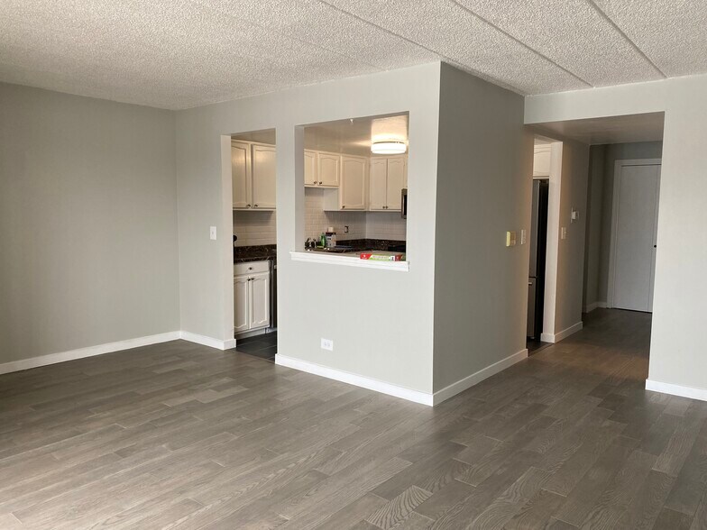 Building Photo - 5411 W Lawrence Ave