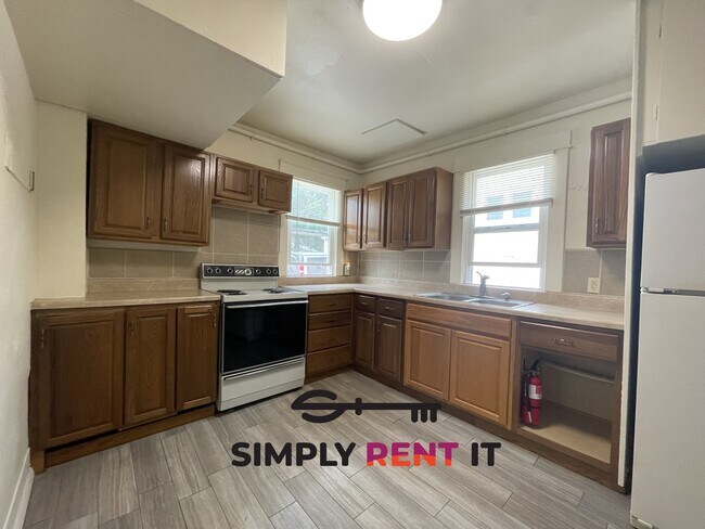 Building Photo - 6 Bed House or 2 and 3 Bedroom Duplex on C...