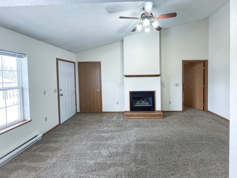 Building Photo - 627 Maple St