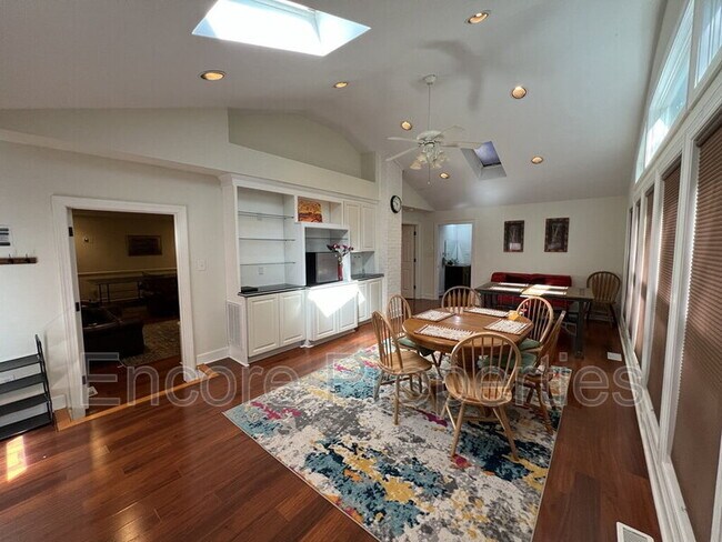 Building Photo - 105 Baybrook Ct