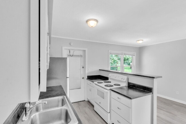 Building Photo - Newly renovated 2 BR / 1 BA Duplex in hear...
