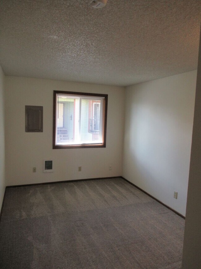 Building Photo - Two Bedroom Apt. w/ Washer and Dryer