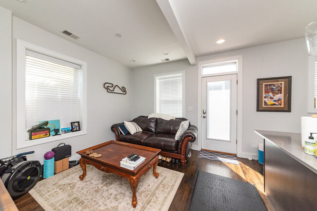 Building Photo - 856 N Hermitage Ave