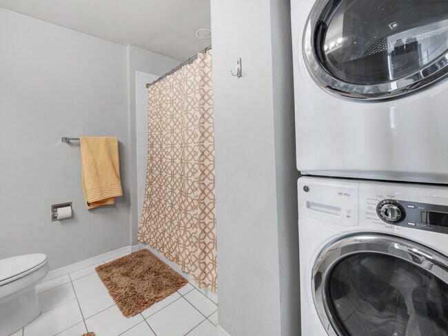 Building Photo - 600 N Kingsbury St