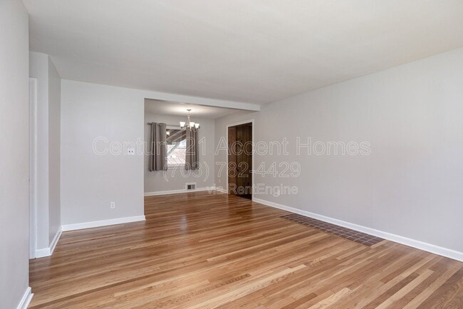 Building Photo - 3233 Holly Hill Dr