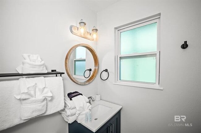 Building Photo - 979 W Lagoon Ave