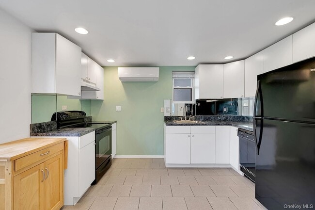 Building Photo - 100 E 7th St