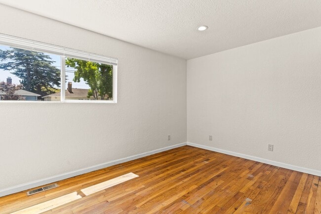 Building Photo - 867 Via Mariposa