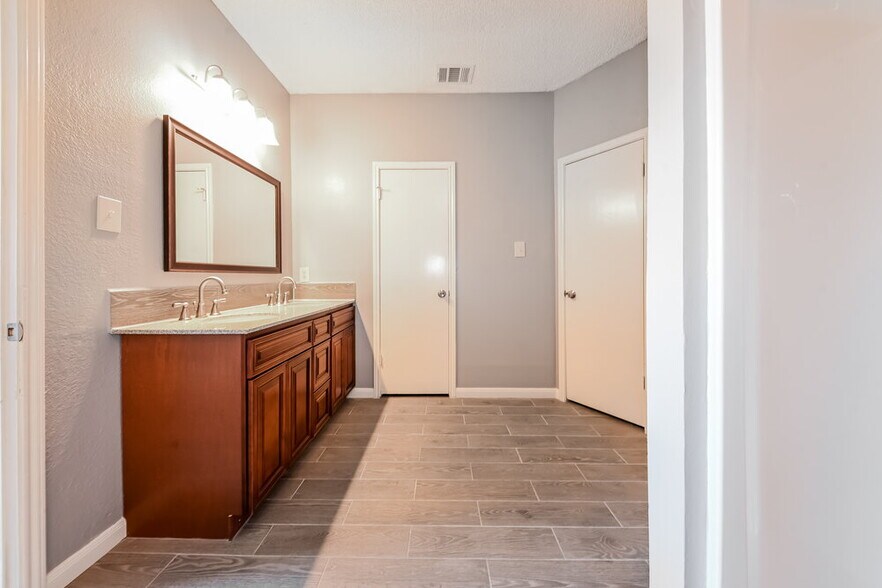 Building Photo - 1112 Paintbrush St