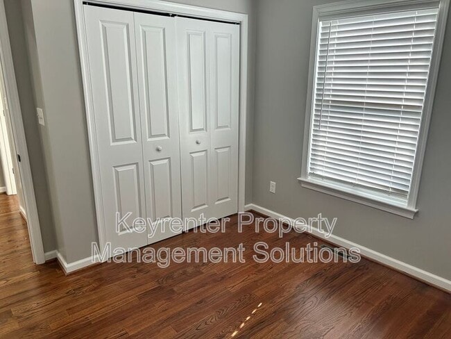 Building Photo - 33 Oak Ln