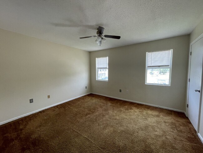 Building Photo - Townhouse For Rent