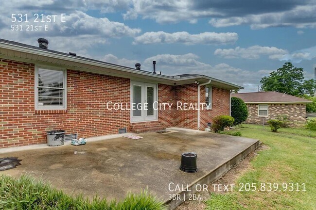 Building Photo - 531 21st St E