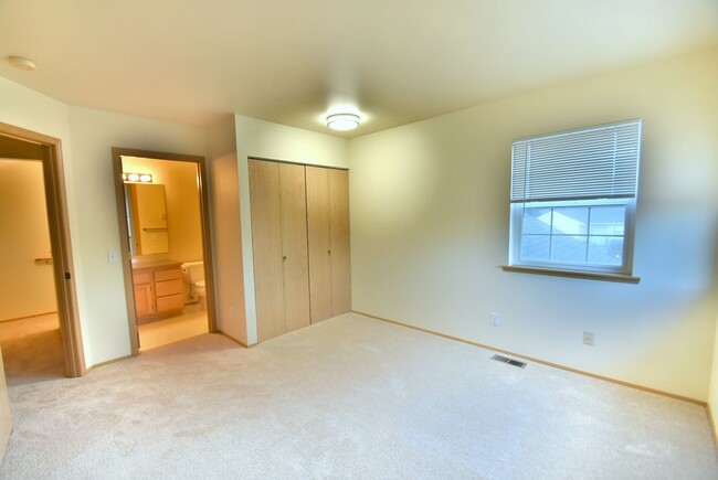 Building Photo - 3bd/3.5ba Lake Forest Park Home