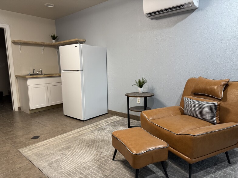 Building Photo - 938 E Amelia Ave