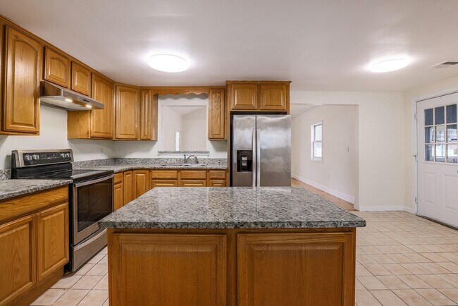 Building Photo - 8 Leonard Dr