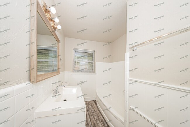 Building Photo - 821 SW 48th St