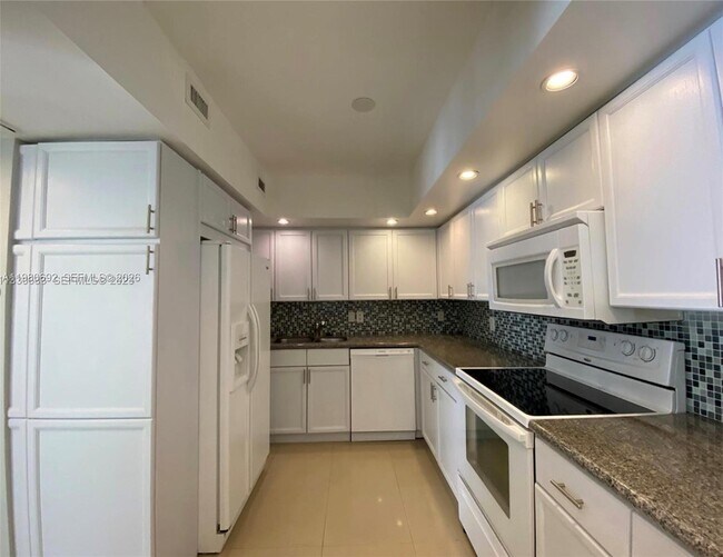 Building Photo - 5600 Collins Ave