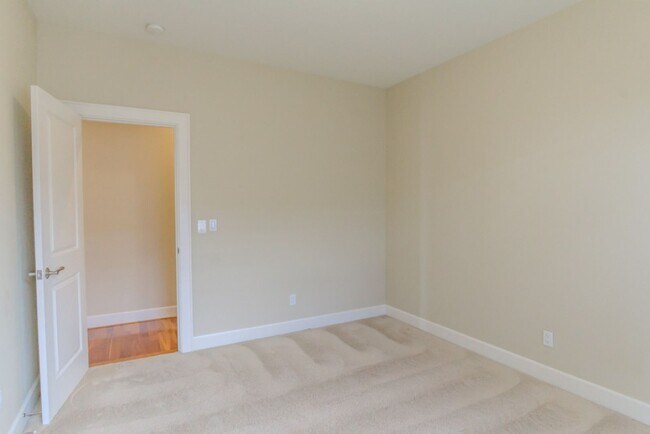Building Photo - 4Bd/4Ba Seattle Home