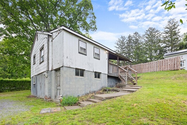Building Photo - 104 Smithtown Rd