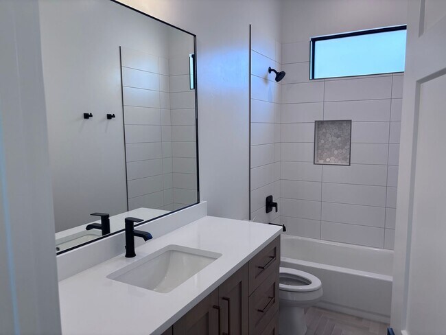 Building Photo - Beautiful 6-Bedroom Home for Rent in Prime...