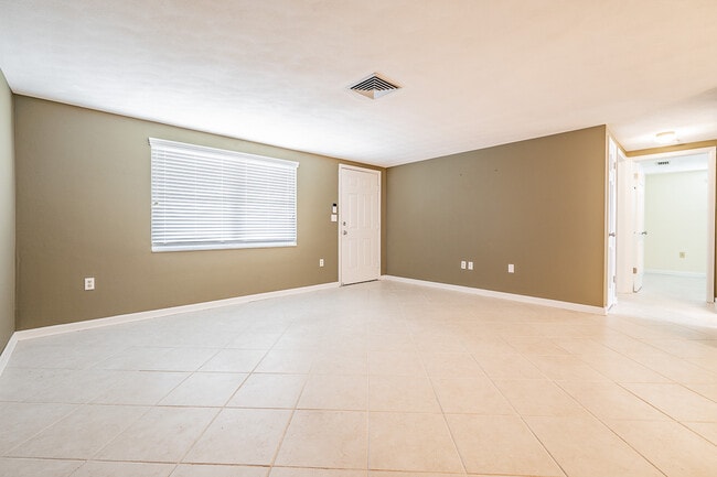 Building Photo - 7715 Sue Ellen Dr