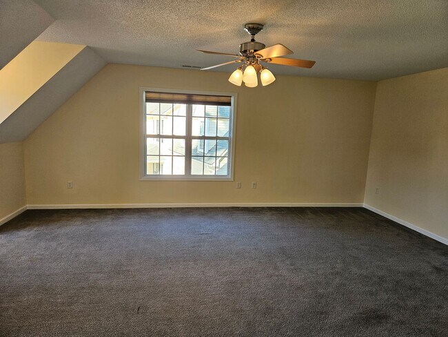 Building Photo - Beautiful 4 bedroom, 2.5 bath home in the ...