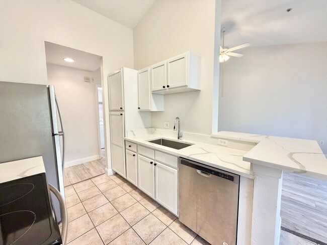 Building Photo - ** FAIRWAY PRESERVE ** 2 BED / 1 BATH COND...
