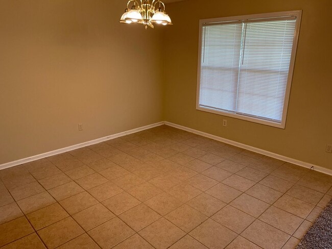 Building Photo - Quail Hollow!!  New Paint/Flooring