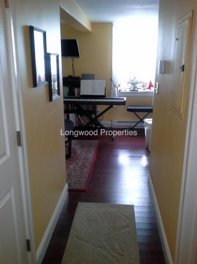 Building Photo - 200NH