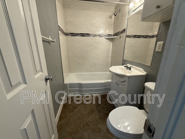 Building Photo - 2626 W 48th St