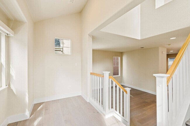Building Photo - VERSATILE LUXURY LIVING IN RIVERMARK CORNE...