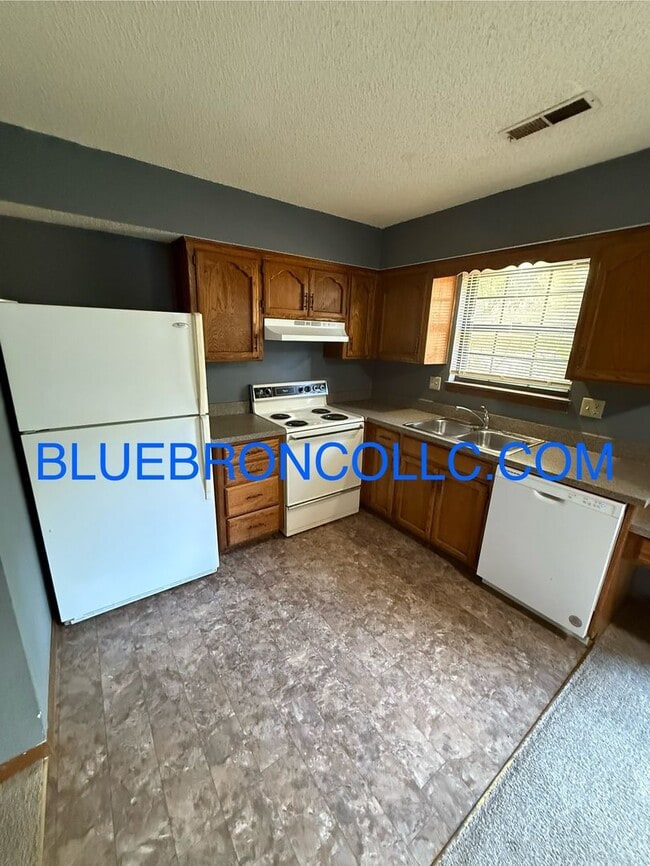 Building Photo - This one will go fast, marvelous 2 bedroom...