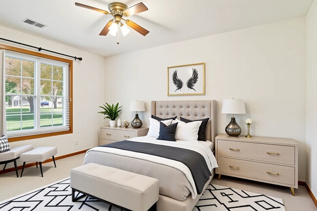 Building Photo - 1316 E Evergreen Dr