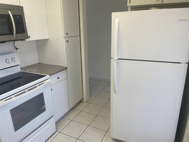 Building Photo - 450 Golden Isles Dr