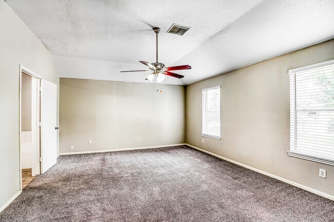 Building Photo - 518 Foxglove Dr
