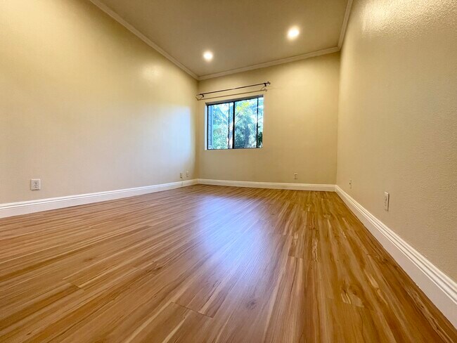 Guest Bedroom - 13331 Moorpark St