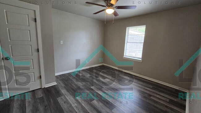 Building Photo - 3 Bedroom MWC w/Flex room!
