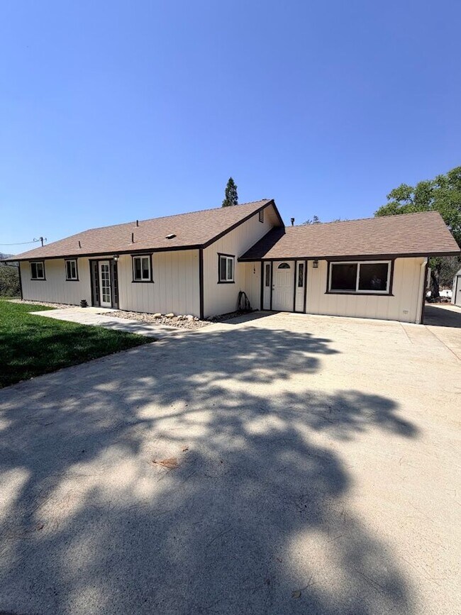 Building Photo - 10964 Rainbow Lake Rd