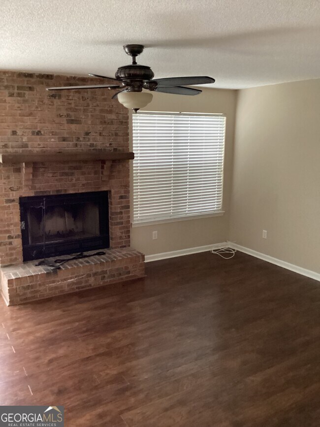 Building Photo - 209 Hallowes Dr