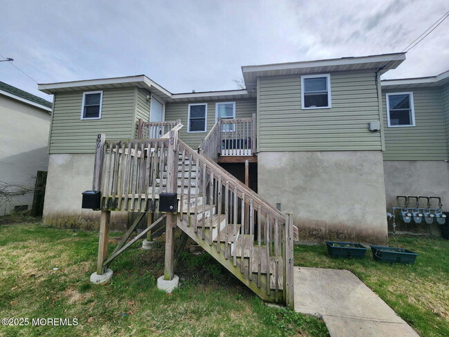 Building Photo - 98 Seeley Ave