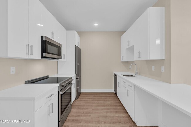 Building Photo - 521 Lake Ave