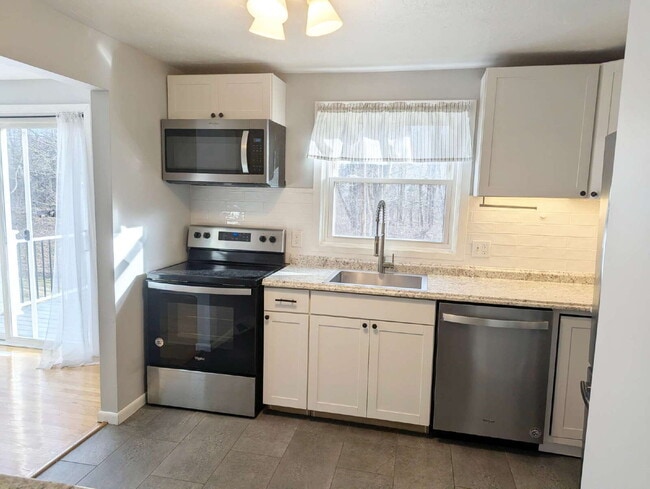 Building Photo - Stunning 2BR Townhome with Private Deck