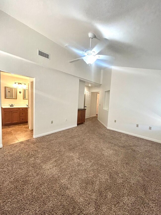 Building Photo - 4 Bedroom / 2 Bathroom efficient home