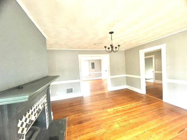 Building Photo - Stunning spacious 2nd floor apartment with Water View!