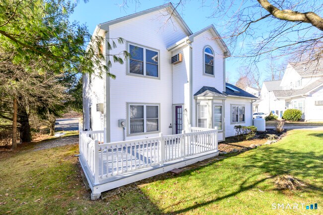 Building Photo - 905 Oronoke Rd