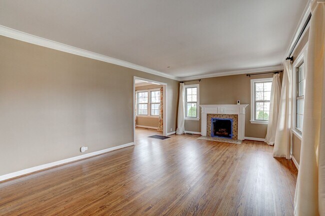 Building Photo - 3 Bed | 1 Bath in Midtown!