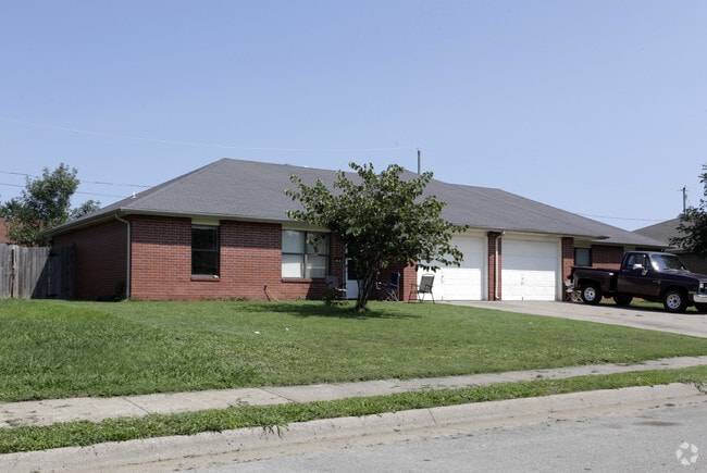 Primary Photo - 1682-2253 Emily Circle Dr