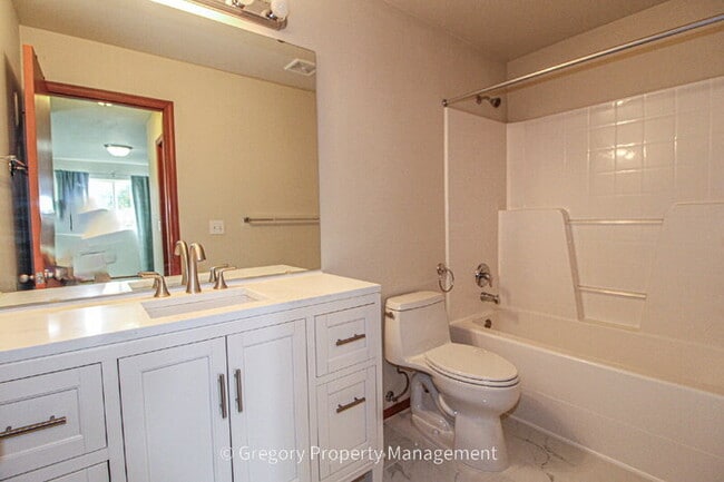 Building Photo - Bright and Spacious 5 bed Home - Steps from Martha Lake Airport!