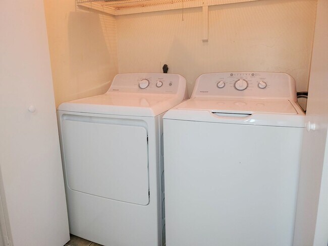 Building Photo - 2 bedroom, 1,5 bathroom townhouse in Mill Run