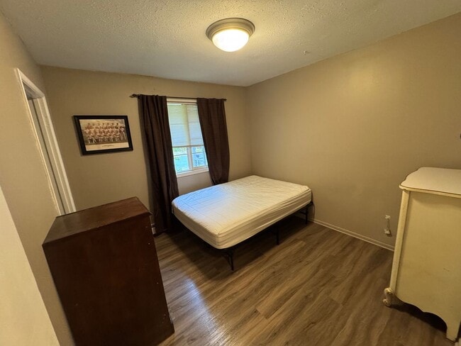 Building Photo - Large 4 bedroom 4 bath 2 Car Garage in mid...